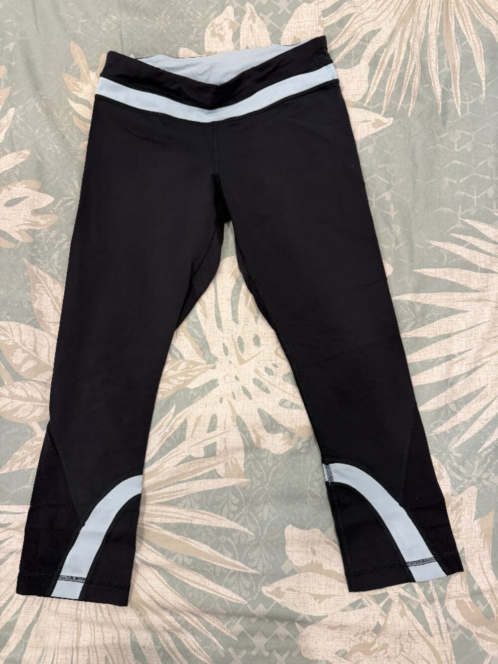 Lululemon Run: Inspire Crop II - light blue/black - size 6